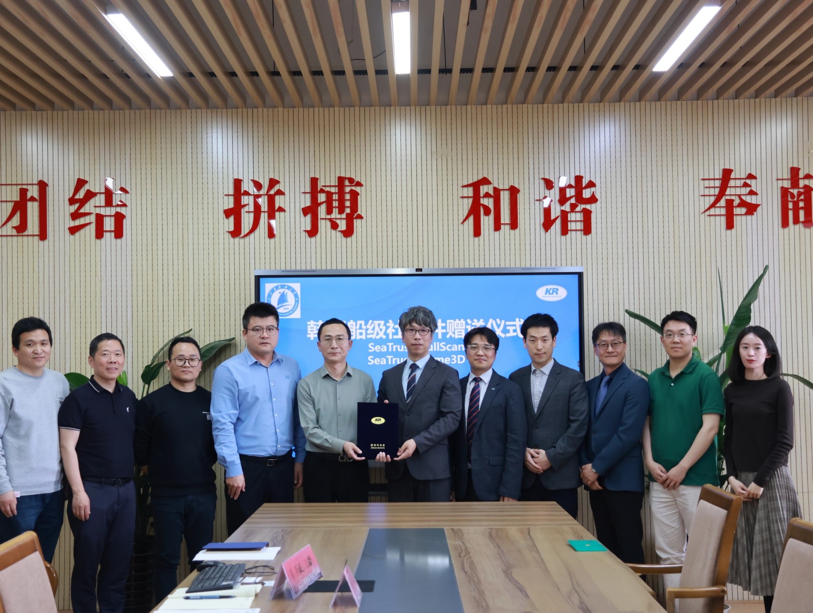 1745383123623531.jpeg 5 大合影.jpeg